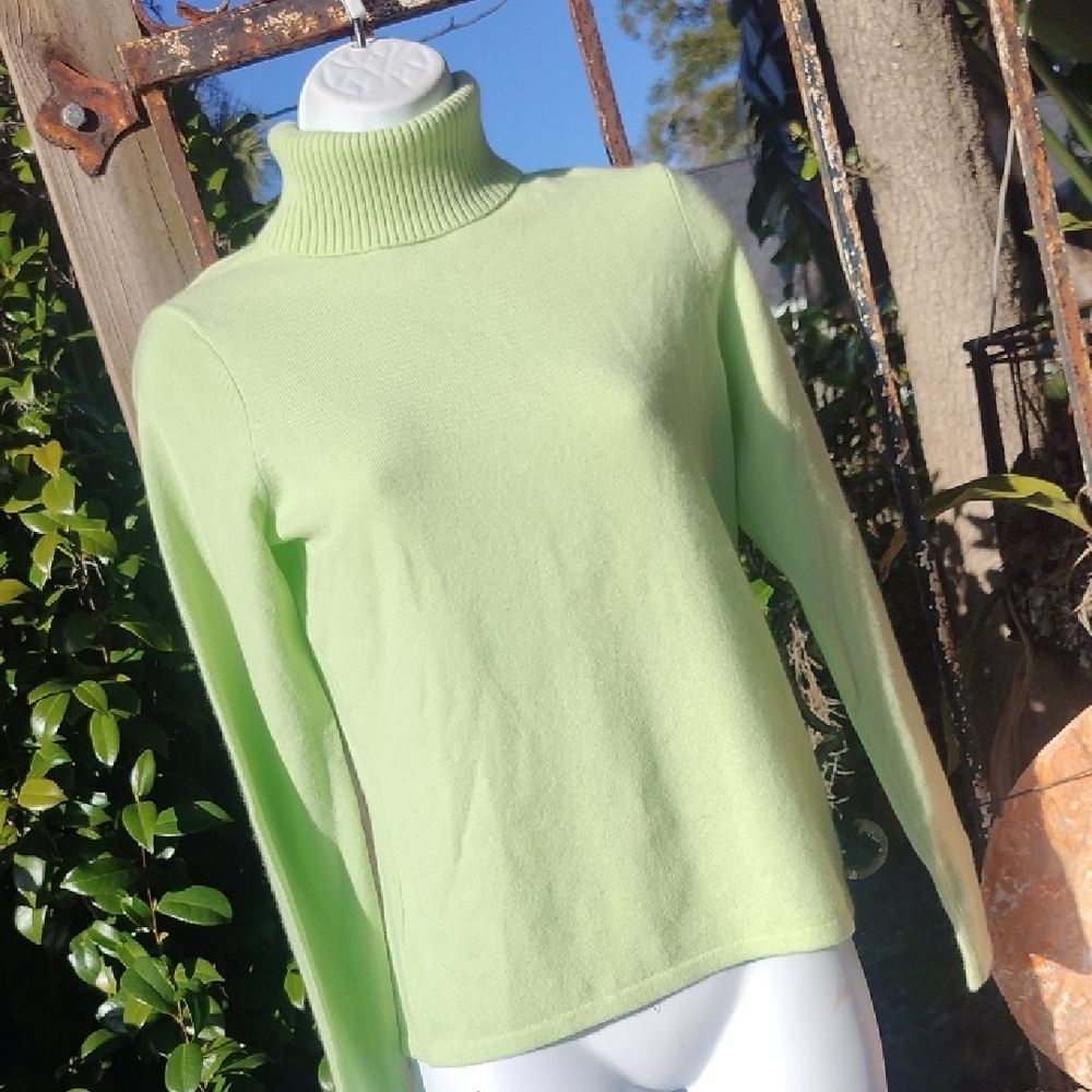 Saks Fifth Avenue Key Lime Green Snugly Soft Cashmere Turtleneck Sweater Small
